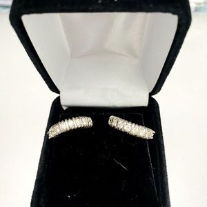Diamond earrings in 14 k white gold